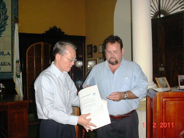 Chin Mu-Wu y Alaclde Eulogio Mejia, le entregan certificacion sobre acuerdo del Concejo enfavor de saludar 100 Aniversario de